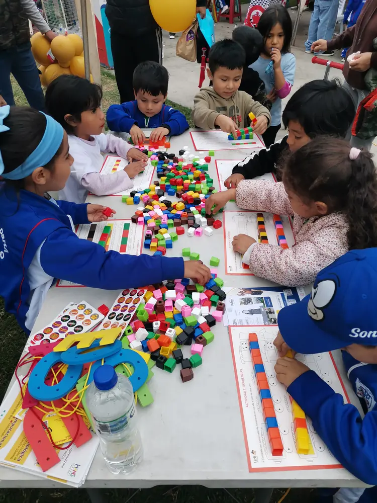 Mamá y niño jugando