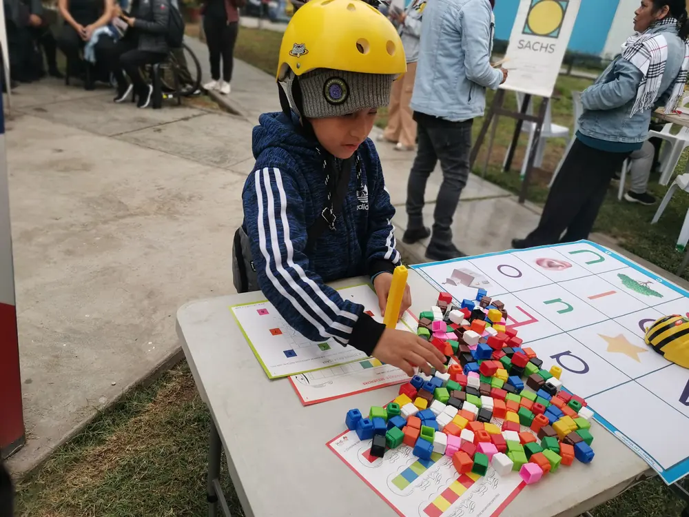 Mamá y niño jugando