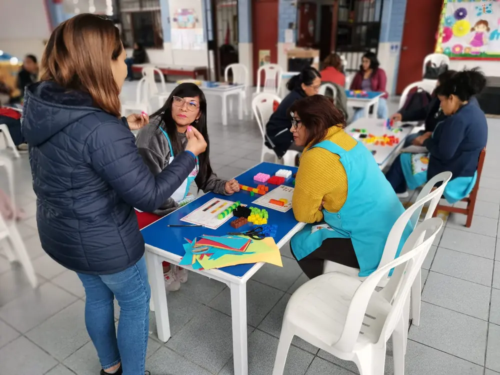 Mamá y niño jugando