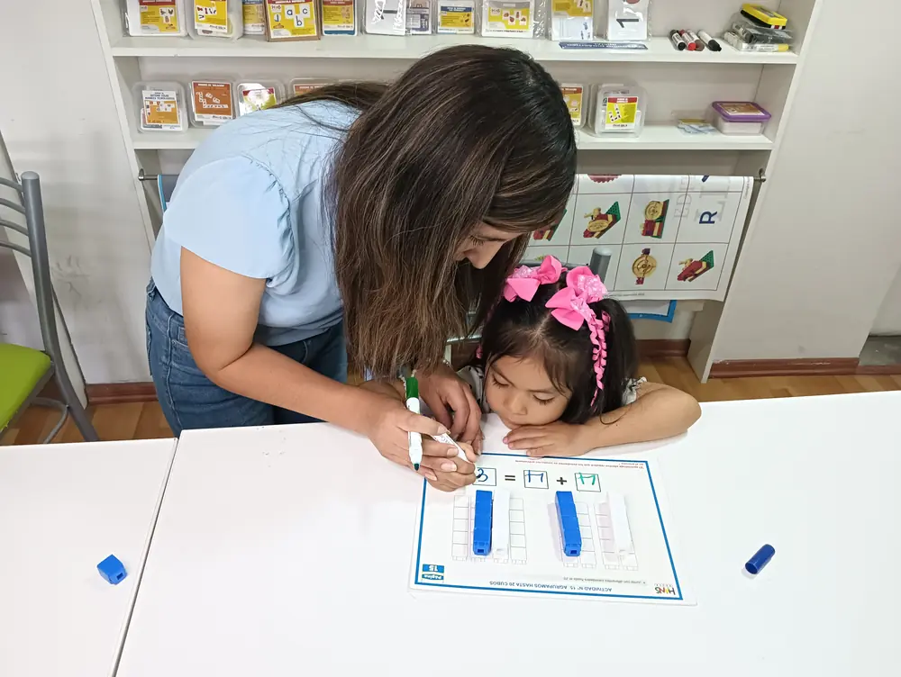 Mamá y niño jugando
